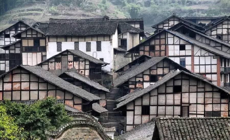 想知道成渝动车车厢里面的情况，每排几个座位？游戏画面